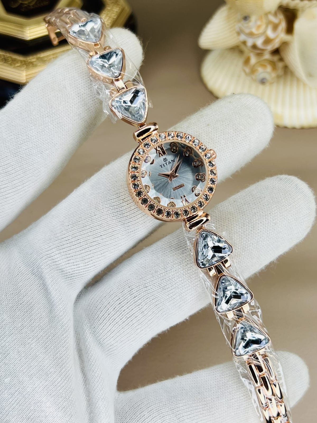 Titan Circle Dial Watch All color