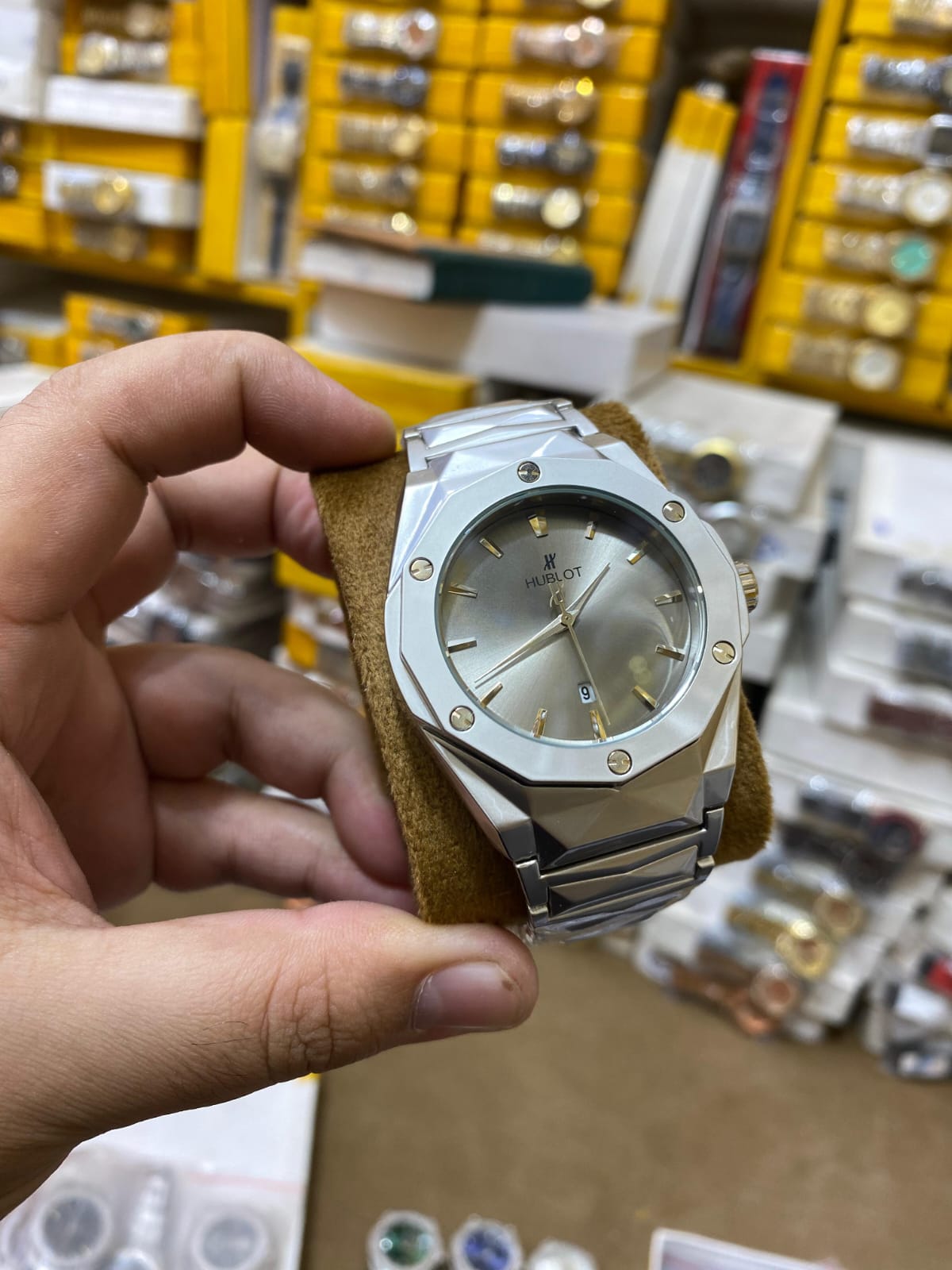 Hublot Men,s Watch With Daimond Cut Strap